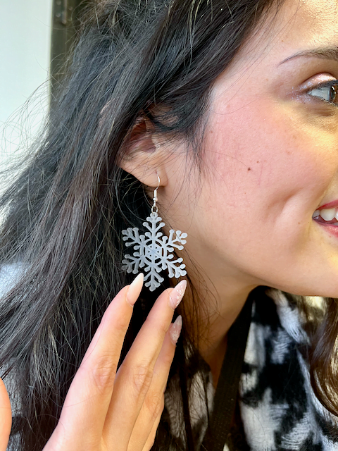 Persoonlijke Cadeaus Vanaf €4,95 4 Nora draagt sneeuwvlokje oorbel.
